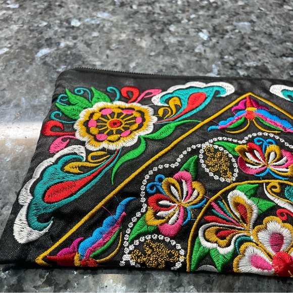 Embroidered Tibetan colorful gesang flower clutch / NWOT - Picture 5 of 8